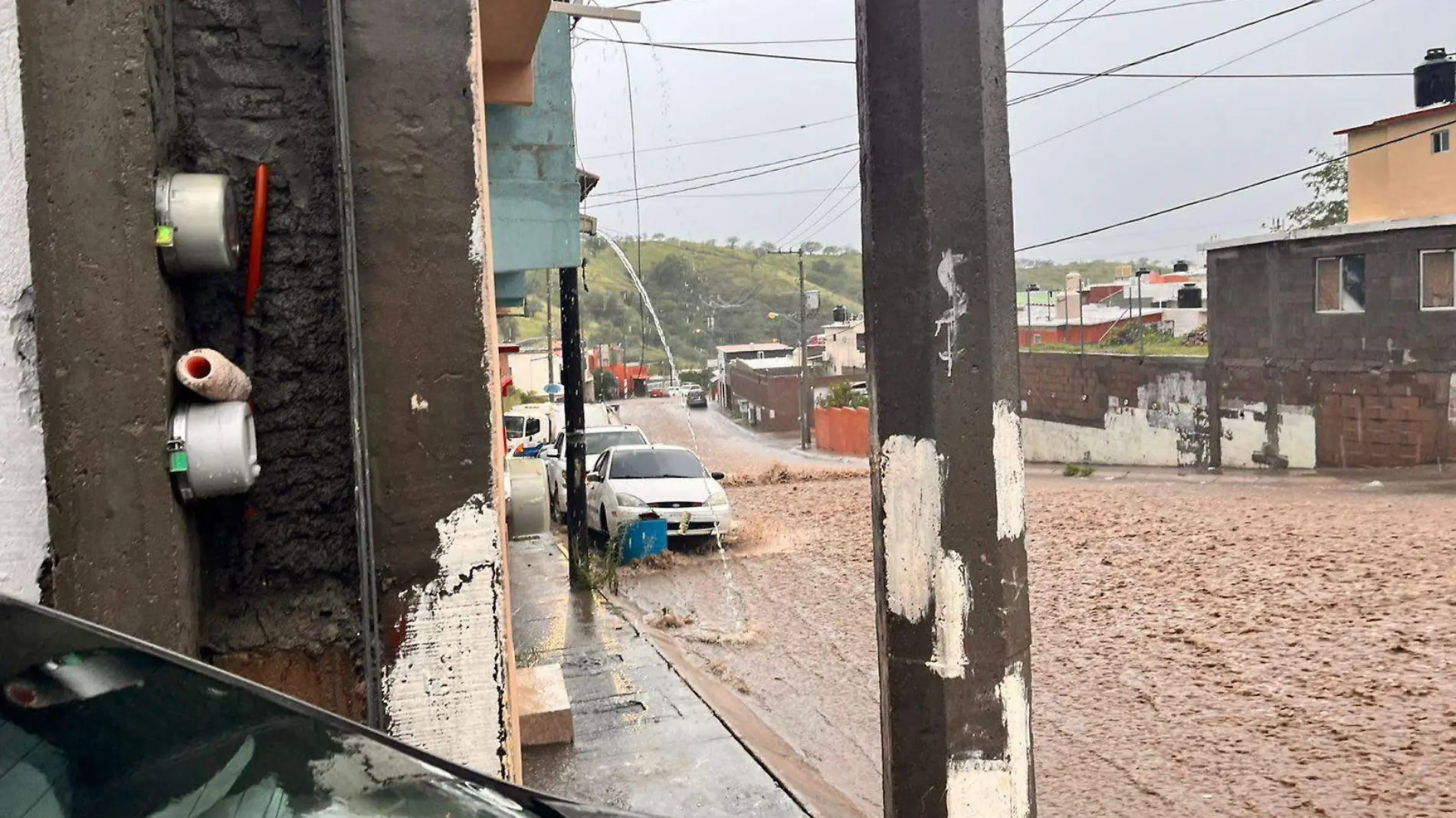 calle inundada por lluvia en Nogales